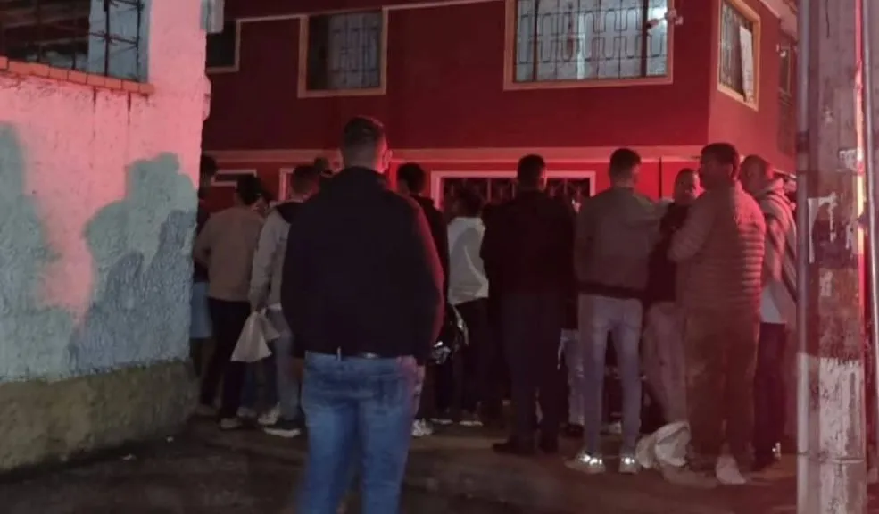 Hombre asesinado en la puerta de su casa en El Rosal, Cundinamarca Las autoridades investigan el homicidio de un hombre ocurrido en la puerta de su casa, en el municipio de El Rosal, Cundinamarca. Hasta el momento, se manejan diversas hipótesis sobre los móviles del crimen.