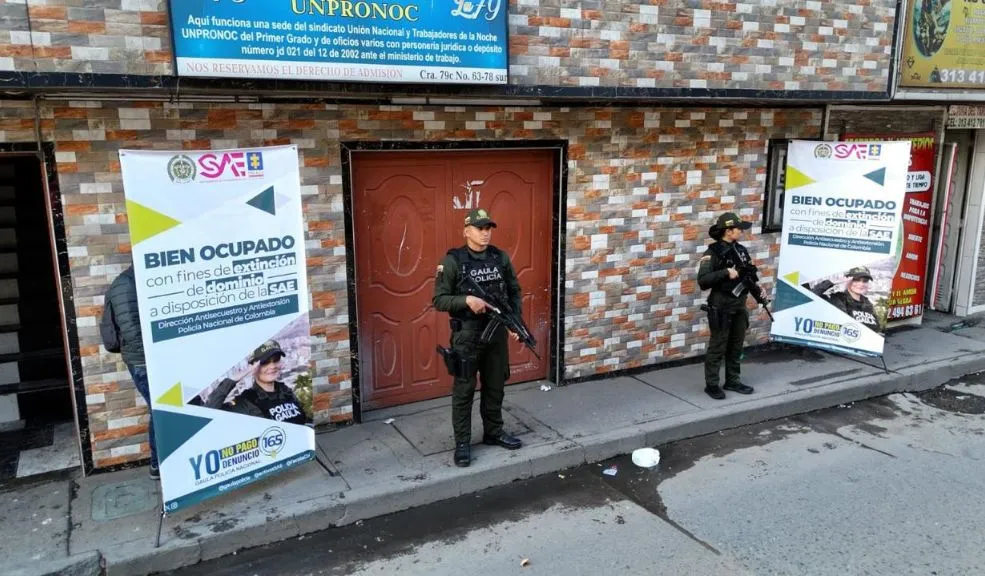 Autoridades incautan hotel, bares y sociedades usadas por el Tren de Aragua para delinquir En una acción conjunta entre la Policía Nacional y la Fiscalía, se aplicaron nueve medidas de extinción de dominio contra bienes vinculados a la organización criminal transnacional ‘Tren de Aragua’ en las localidades de Bosa y Kennedy.