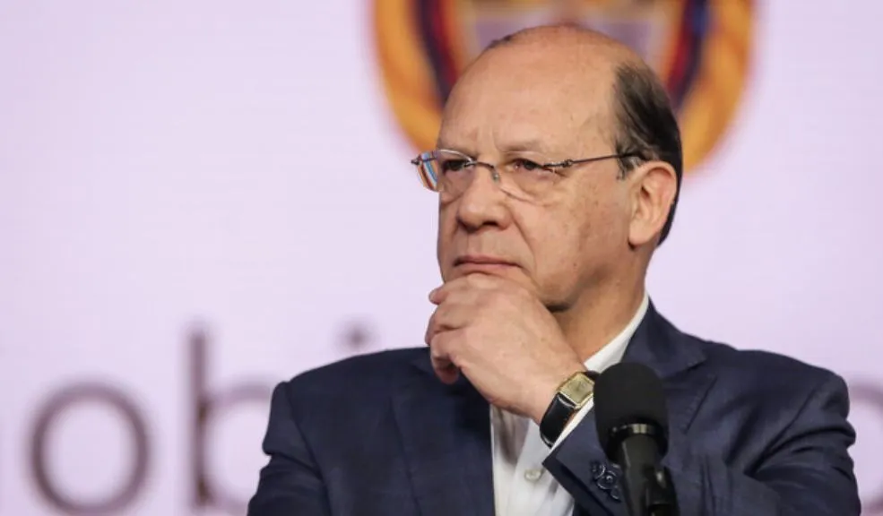 IVA del 19 % a licores: primer impuesto de la emergencia económica El Ministerio de Hacienda anunció que, en el marco de la emergencia económica decretada por el Gobierno, se implementará el cobro del IVA a los licores y juegos de azar como una de las medidas principales.