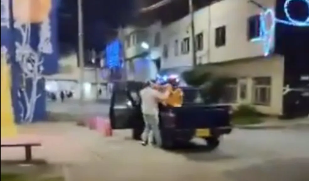 Indignación en Bosa: en camioneta se llevaron juegos de un parque infantil Un vecino del barrio La Acuarela, en la localidad de Bosa, que se percató de la situación decidió grabar al hombre y a la mujer que retiraron una parte del parque infantil y la subieron a la camioneta en la que se desplazaban.