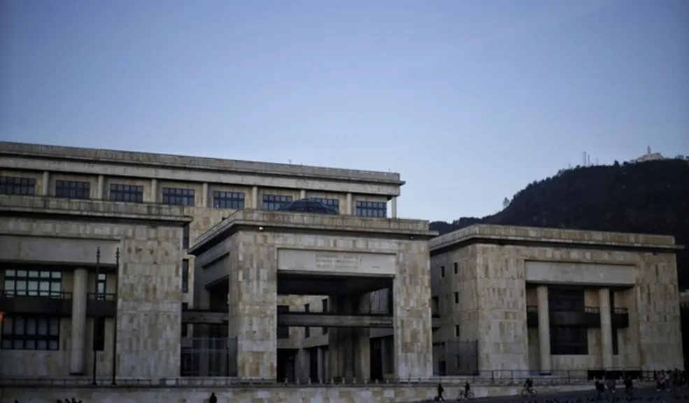 Jueces ya no podrán dar más años de cárcel por tener antecedentes La Sala Plena de la Corte Constitucional modificó el Código Penal colombiano para eliminar la reincidencia como una causa automática para aumentar las penas de prisión a los ciudadanos que tuvieran antecedentes por delitos cometidos en los cinco años anteriores, considerando que esta medida resultaba inconstitucional al afectar derechos fundamentales de los procesados.