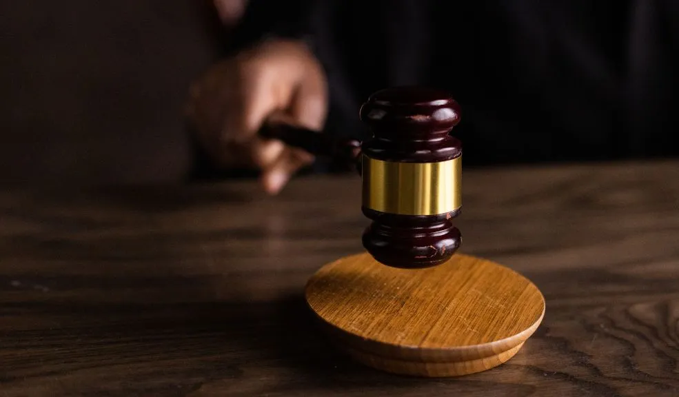 Jueces ya no podrán dar más años de cárcel por tener antecedentes La Sala Plena de la Corte Constitucional modificó el Código Penal colombiano para eliminar la reincidencia como una causa automática para aumentar las penas de prisión a los ciudadanos que tuvieran antecedentes por delitos cometidos en los cinco años anteriores, considerando que esta medida resultaba inconstitucional al afectar derechos fundamentales de los procesados.