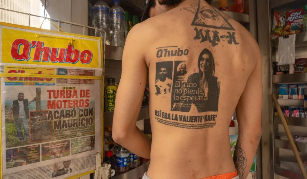 Joven bogotano plasmó la portada de Q’HUBO en su piel 1 Joven bogotano plasmó la portada de Q’HUBO en su piel Daniel Guzmán, un joven músico capitalino, decidió convertir su cuerpo en un lienzo para plasmar una de las portadas de Q’HUBO, transformando la noticia en una expresión de identidad cultural.