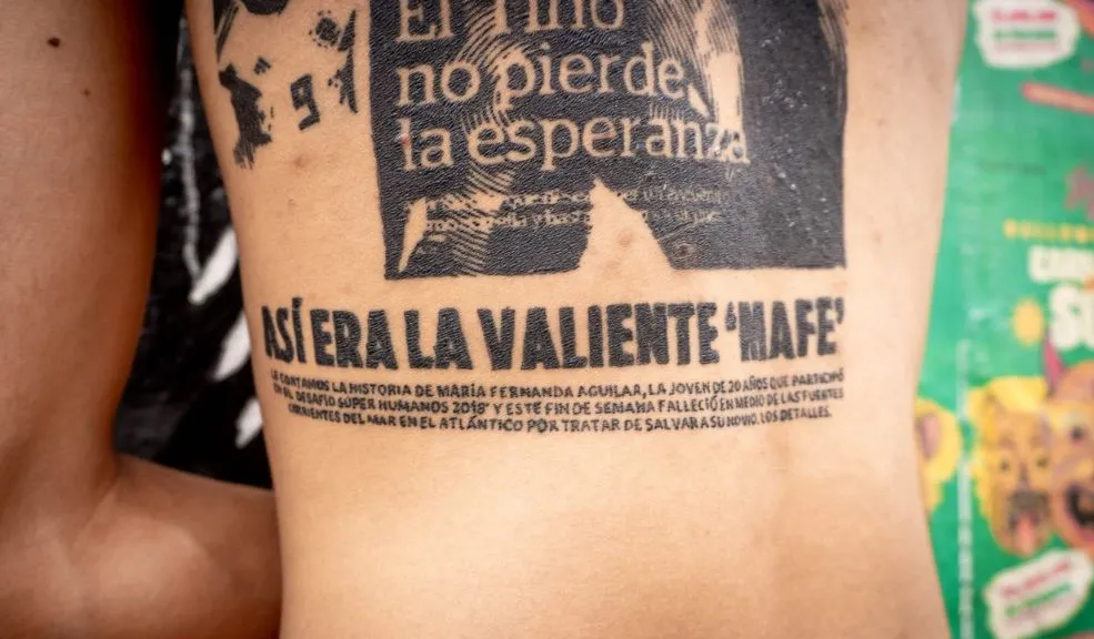 Joven bogotano plasmó la portada de Q’HUBO en su piel 2 Joven bogotano plasmó la portada de Q’HUBO en su piel Daniel Guzmán, un joven músico capitalino, decidió convertir su cuerpo en un lienzo para plasmar una de las portadas de Q’HUBO, transformando la noticia en una expresión de identidad cultural.
