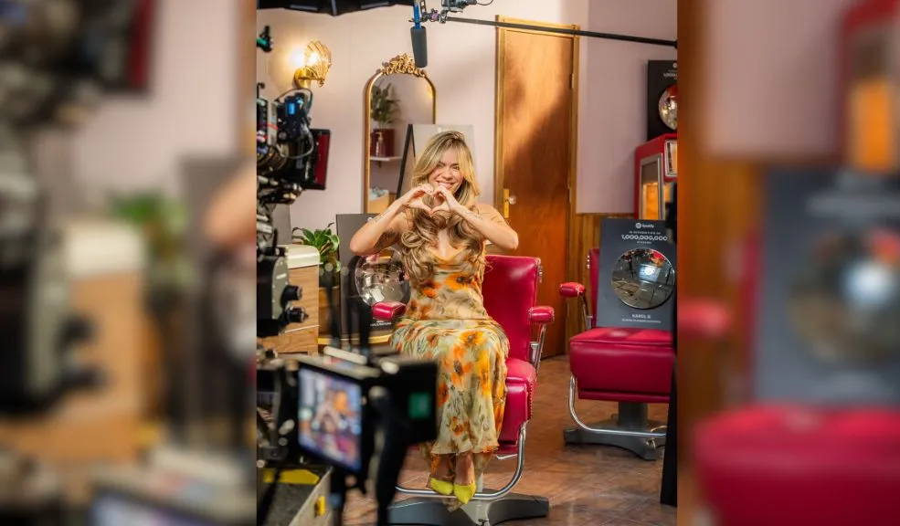 Karol G sigue arrasando: Spotify celebra su ingreso al exclusivo Billions Club La plataforma Spotify estrenó un nuevo episodio de 'Billions Club: The Series', con Karol G celebrando varias de sus canciones que ya pasaron los mil millones de streams, marcando su bienvenida al prestigioso Billions Club.