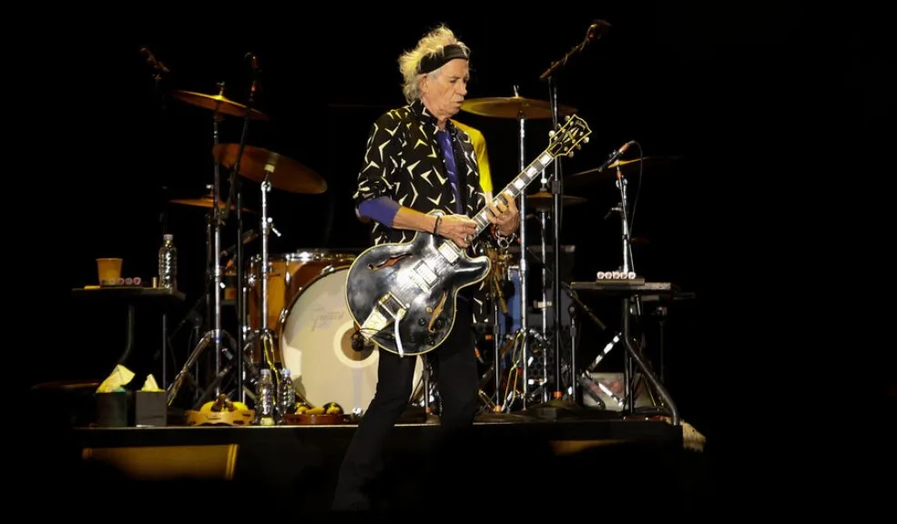 Keith Richards, limita la gira de Los Rolling Stones por su estado de salud Los Rolling Stones han cancelado sus planes de gira por estadios en 2026, ya que el guitarrista Keith Richards no ha podido "comprometerse" con el tour debido a su estado de salud.