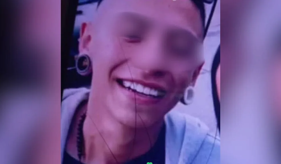 Kennedy: expareja sentimental le arrebató la vida a Sara El feminicidio de Sara Nicole Villegas Aristizábal, una joven de 21 años, estremeció a la comunidad del barrio El Amparo (Kennedy) la tarde del 28 de diciembre. La mujer, madre de una niña de 3 años, fue asesinada de múltiples heridas de arma blanca, presuntamente por su expareja sentimental, S. Lozano, quien es buscado por las autoridades.