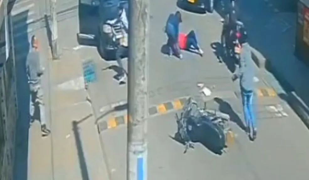 Kennedy: motero atropella a peatón y amenaza a los testigos con un arma para huir 5 Kennedy: motero atropella a peatón y amenaza a los testigos con un arma para huir En el barrio Patio Bonito, en la localidad de Kennedy, un hombre protagonizó una escena digna de película tras presuntamente robar una carnicería, huir en motocicleta, atropellar a una mujer y amenazar a testigos con un arma. En medio de la fuga abandonó la moto y, más adelante, habría intimidado a otra mujer para robarle su motocicleta y continuar escapando.