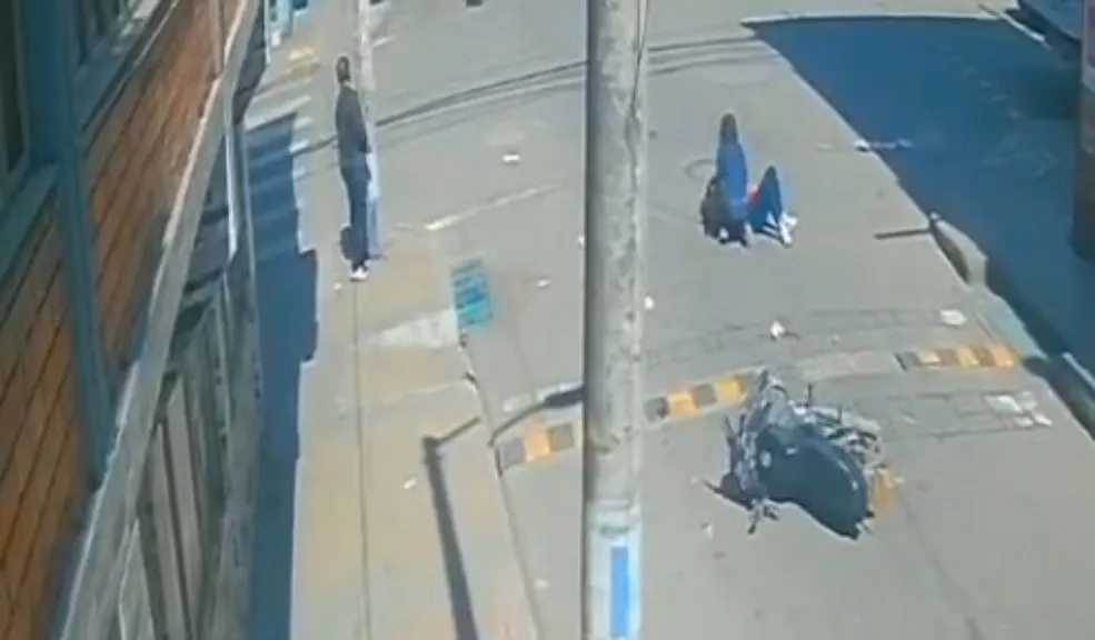 Kennedy: motero atropella a peatón y amenaza a los testigos con un arma para huir 1 Kennedy: motero atropella a peatón y amenaza a los testigos con un arma para huir En el barrio Patio Bonito, en la localidad de Kennedy, un hombre protagonizó una escena digna de película tras presuntamente robar una carnicería, huir en motocicleta, atropellar a una mujer y amenazar a testigos con un arma. En medio de la fuga abandonó la moto y, más adelante, habría intimidado a otra mujer para robarle su motocicleta y continuar escapando.