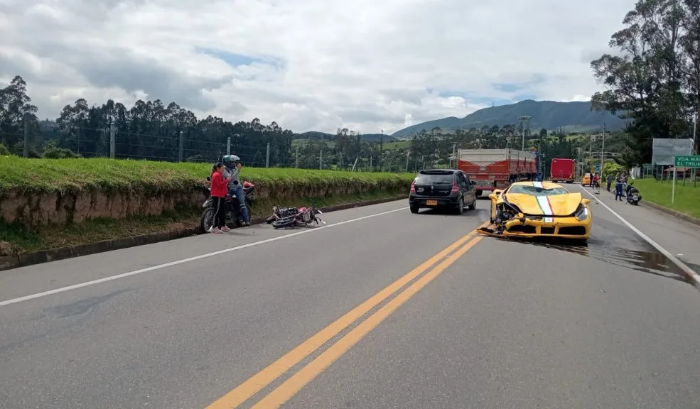 La Calera: Jeisson fue la víctima del accidente que involucró un Ferrari Jeisson Javier Cruz Raigoso, un hombre de 30 años y residente en el municipio de La Calera, fue la víctima del aparatoso accidente que conmocionó a Cundinamarca en la mañana del jueves