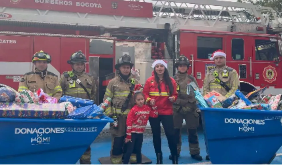 La Navidad llega a los hospitales de la capital con ‘El trineo más grande de Bogotá’ 1 La Navidad llega a los hospitales de la capital con ‘El trineo más grande de Bogotá’ La Navidad llega a los hospitales de la capital, y los regalos no lo hacen por la chimenea, sino por las ventanas, con la ayuda de ‘El Trineo más grande de Bogotá’ del Cuerpo de Bomberos.