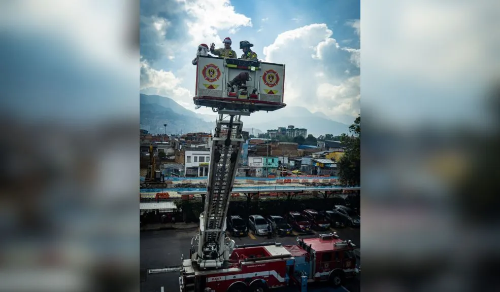 La Navidad llega a los hospitales de la capital con ‘El trineo más grande de Bogotá’ 2 La Navidad llega a los hospitales de la capital con ‘El trineo más grande de Bogotá’ La Navidad llega a los hospitales de la capital, y los regalos no lo hacen por la chimenea, sino por las ventanas, con la ayuda de ‘El Trineo más grande de Bogotá’ del Cuerpo de Bomberos.