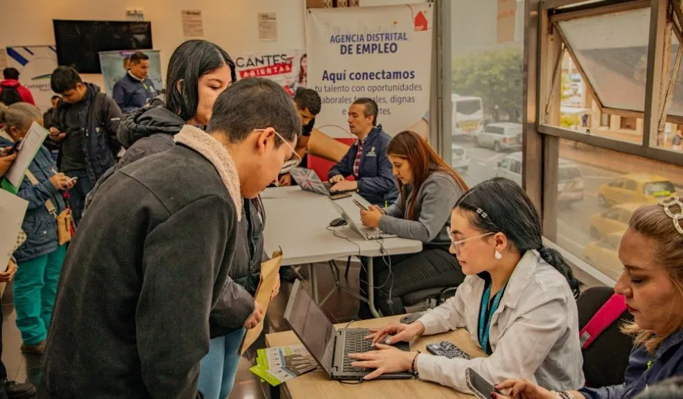 La Alcaldía de Bogotá lanza oferta laboral: 704 vacantes con contrato a término indefinido Bogotá abrió 704 oportunidades laborales con contrato a término indefinido para fortalecer el empleo formal en la ciudad. Le contamos cómo participar.