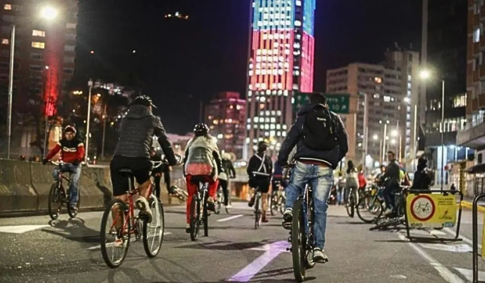 Llego la ciclovía nocturna con más de 95 kilómetros para disfrutar este 11 de diciembre 3 Llego la ciclovía nocturna con más de 95 kilómetros para disfrutar este 11 de diciembre Bogotá vivirá la Ciclovía Nocturna el 11 de diciembre, con más de 95 kilómetros de vías cerradas para que miles de ciudadanos disfruten la ciudad a pie o en bicicleta bajo el ambiente navideño.