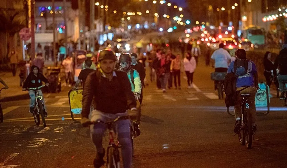 Llego la ciclovía nocturna con más de 95 kilómetros para disfrutar este 11 de diciembre 2 Llego la ciclovía nocturna con más de 95 kilómetros para disfrutar este 11 de diciembre Bogotá vivirá la Ciclovía Nocturna el 11 de diciembre, con más de 95 kilómetros de vías cerradas para que miles de ciudadanos disfruten la ciudad a pie o en bicicleta bajo el ambiente navideño.