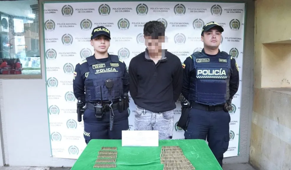 En Santa Fe: capturan a un hombre cargado con munición de fusil dentro de una maleta La Policía logró la captura de un joven de 22 años que ocultaba un preocupante arsenal dentro de una maleta escolar mientras departía con otros individuos en Santa Fe.