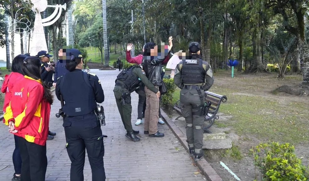 En Santa Fe: capturan a un hombre cargado con munición de fusil dentro de una maleta La Policía logró la captura de un joven de 22 años que ocultaba un preocupante arsenal dentro de una maleta escolar mientras departía con otros individuos en Santa Fe.