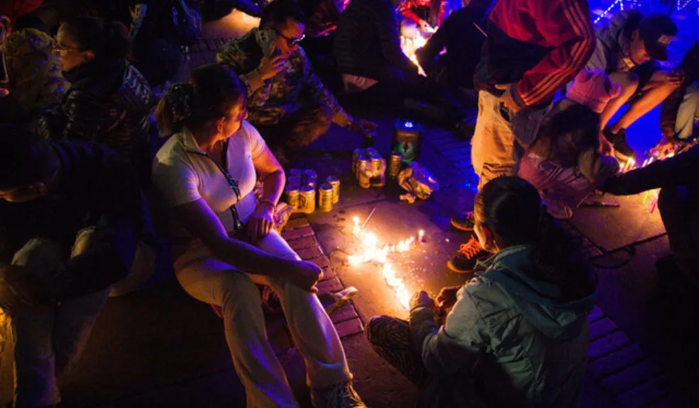Lo que hay detrás de la tradicional Noche de Velitas en Colombia Llegó una fecha que, particularmente para los colombianos, nos conecta cada vez más con la Navidad y el cierre de año. El 7 de diciembre, conocido como Noche de las Velitas, es cuando varias familias se reúnen alrededor de las velas para manifestar sus deseos para el nuevo año. Por eso, vamos a profundizar un poco en sus orígenes y en la simbología de este ritual.