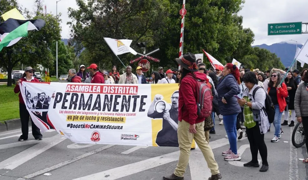 Maestros protestan en Bogotá contra la Secretaría de Educación La Asociación Distrital de Trabajadores y Trabajadoras de la Educación de Bogotá (ADE) convocó a una nueva jornada de protestas educativas este jueves en respuesta a una serie de decisiones implementadas por la Secretaría de Educación de Bogotá.
