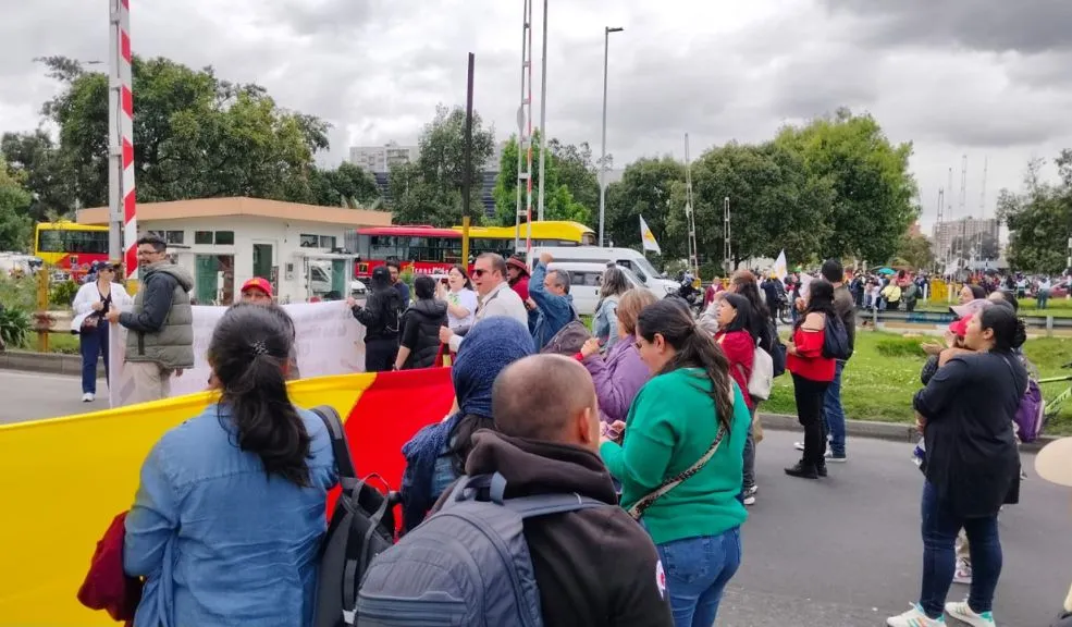 Maestros protestan en Bogotá contra la Secretaría de Educación La Asociación Distrital de Trabajadores y Trabajadoras de la Educación de Bogotá (ADE) convocó a una nueva jornada de protestas educativas este jueves en respuesta a una serie de decisiones implementadas por la Secretaría de Educación de Bogotá.