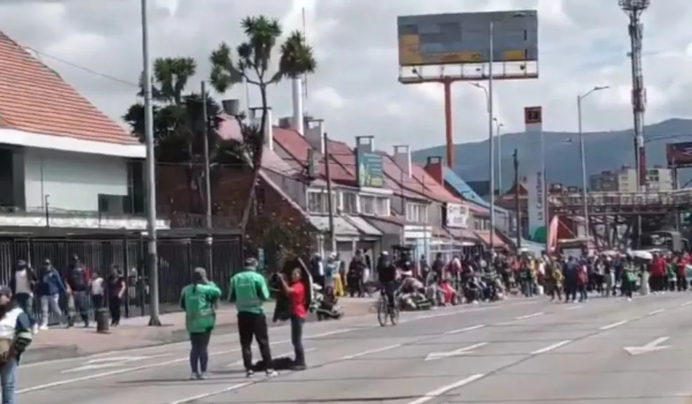 Manifestación de recicladores sigue afectando la movilidad: avanzan y se ubican sobre la NQS A esta hora, la movilidad en la NQS se ve afectada por el desplazamiento del grupo de recicladores, que se encuentra manifestando desde aproximadamente las 5:50 a. m., luego de concentrarse inicialmente en la Autopista Norte. Los bloqueos intermitentes impactan tanto el tráfico mixto como la operación de TransMilenio, generando retrasos para miles de personas durante la mañana.