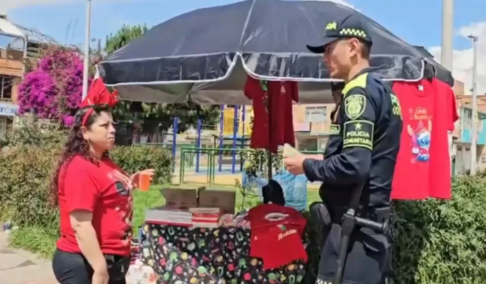 Más de 1.400 policías reforzaron la seguridad durante el Día de las Velitas en Soacha y Sibaté 2 Más de 1.400 policías reforzaron la seguridad durante el Día de las Velitas en Soacha y Sibaté Policías de Soacha y Sibaté reforzaron la seguridad durante el Día de las Velitas para garantizar la tranquilidad y el bienestar de los habitantes. Estuvieron vigilando zonas residenciales, parques, plazas y sectores comerciales de alta afluencia, con el fin de atender cualquier novedad que se pudiera presentar.