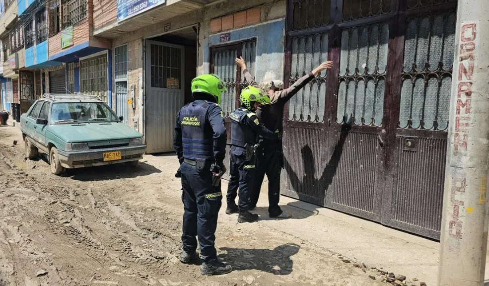 Más de 1.400 policías reforzaron la seguridad durante el Día de las Velitas en Soacha y Sibaté 1 Más de 1.400 policías reforzaron la seguridad durante el Día de las Velitas en Soacha y Sibaté Policías de Soacha y Sibaté reforzaron la seguridad durante el Día de las Velitas para garantizar la tranquilidad y el bienestar de los habitantes. Estuvieron vigilando zonas residenciales, parques, plazas y sectores comerciales de alta afluencia, con el fin de atender cualquier novedad que se pudiera presentar.