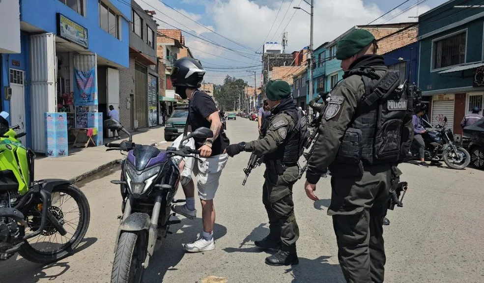 Más de 1.400 policías reforzaron la seguridad durante el Día de las Velitas en Soacha y Sibaté Policías de Soacha y Sibaté reforzaron la seguridad durante el Día de las Velitas para garantizar la tranquilidad y el bienestar de los habitantes. Estuvieron vigilando zonas residenciales, parques, plazas y sectores comerciales de alta afluencia, con el fin de atender cualquier novedad que se pudiera presentar.
