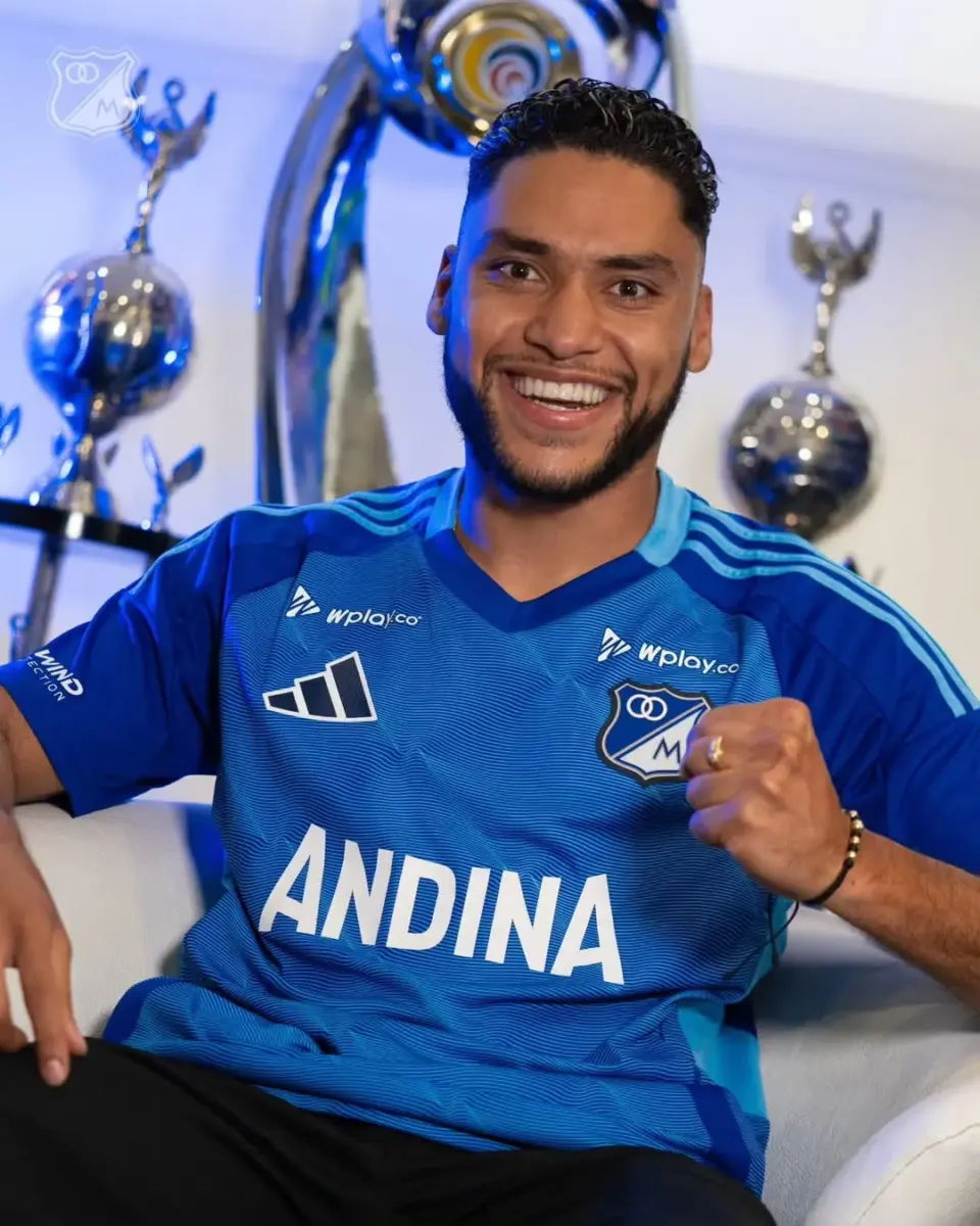 Millonarios presentó a su tercer refuerzo para 2026. ¡Ojo, otros suenan para llegar! Millonarios no se queda quieto y sigue armando su nómina para el 2026. Esta vez, el 'Embajador' sacó pecho para anunciar a su tercera contratación: Sebastián Valencia.