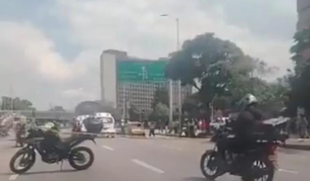 Motociclista muere en grave accidente en la NQS, cerca a la Clínica Méderi 2 Motociclista muere en grave accidente en la NQS, cerca a la Clínica Méderi Un grave accidente en la Avenida NQS, a la altura de la Clínica Méderi, dejó como saldo un motociclista fallecido, lo cual ha generado fuertes complicaciones en la movilidad de la zona.