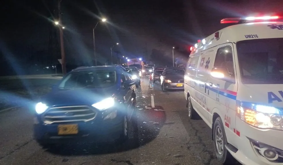 Movilidad Ahora: Larga fila de carros en la Autopista Norte tras colisión A esta hora se registra una larga fila de carros embotellados sobre la Autopista Norte en la localidad de Usaquén, debido a dos accidentes registrados en menos de 40 minutos. En el primero se vio involucrado un tractocamión y un peatón, mientras que en el segundo colisionaron dos automóviles.
