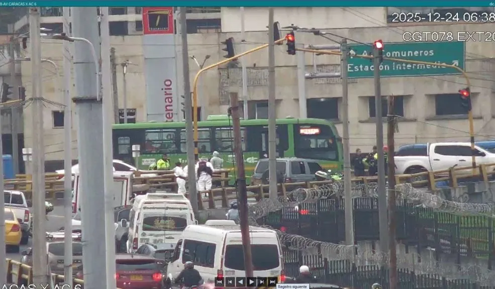 Movilidad Ahora: investigación de criminalística genera cierre vial en la calle 6 La movilidad en la mañana del 24 de diciembre inició con un tremendo trancón debido al cierre vial en la Calle 6, cerca de la estación de TransMilenio Bicentenario, causado por una investigación de criminalística.