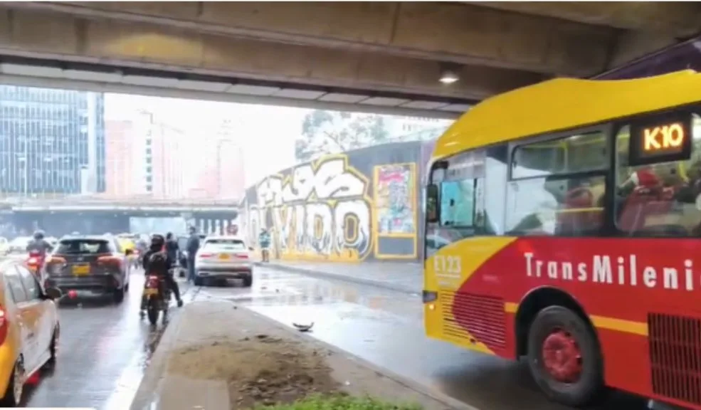Movilidad Ahora: monumental trancón en la Av. El Dorado por siniestro múltiple 2 Movilidad Ahora: monumental trancón en la Av. El Dorado por siniestro múltiple A esta hora, la movilidad se ve seriamente afectada en la Av. El Dorado por un siniestro múltiple que involucró a tres motociclistas y tres automóviles. En el sector también se registran fuertes lluvias.