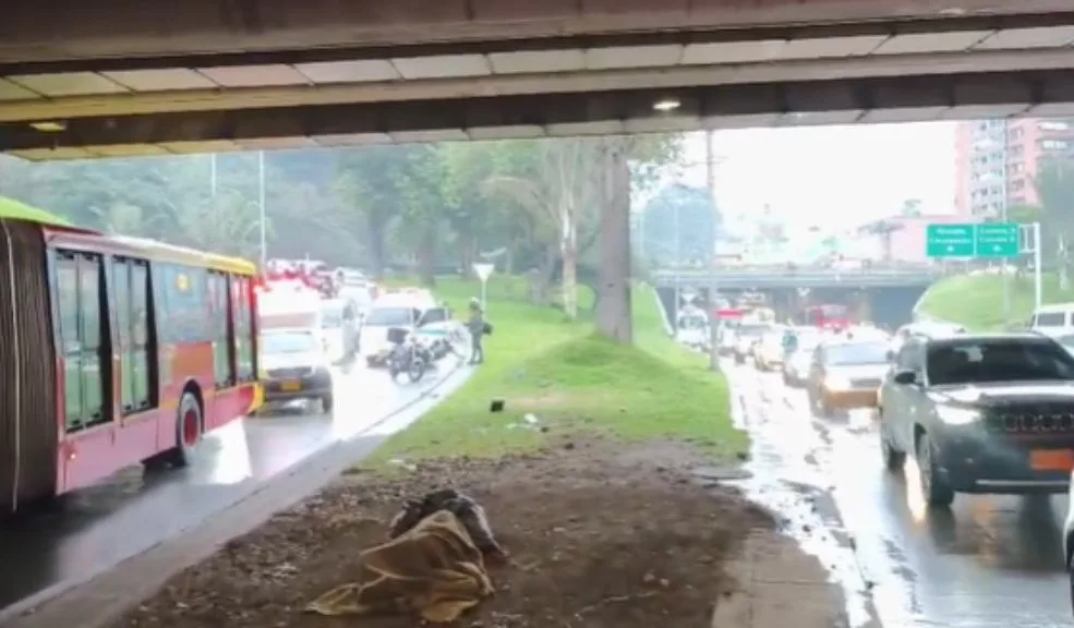 Movilidad Ahora: monumental trancón en la Av. El Dorado por siniestro múltiple 1 Movilidad Ahora: monumental trancón en la Av. El Dorado por siniestro múltiple A esta hora, la movilidad se ve seriamente afectada en la Av. El Dorado por un siniestro múltiple que involucró a tres motociclistas y tres automóviles. En el sector también se registran fuertes lluvias.