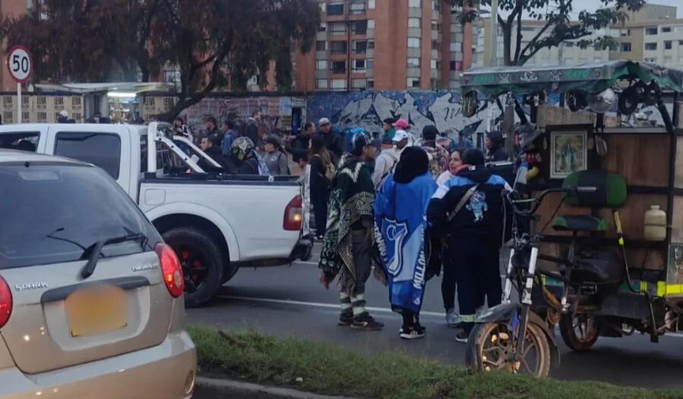 Movilidad ahora: afectaciones en la Autopista Norte por manifestación del gremio reciclador 3 Movilidad ahora: afectaciones en la Autopista Norte por manifestación del gremio reciclador A esta hora se registra un enorme trancón en el carril mixto de la Autopista Norte y se generan retrasos en TransMilenio a causa de una manifestación organizada por un grupo del gremio reciclador. Le están pidiendo al alcalde que “respete nuestro trabajo, no nos atropelle y no nos condene al hambre”.