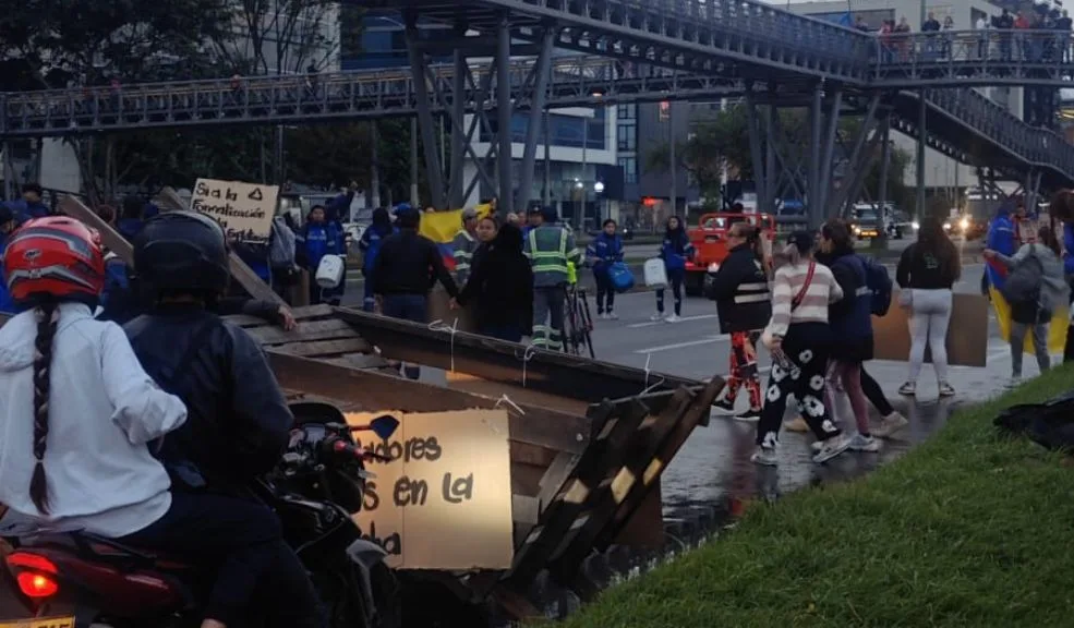 Movilidad ahora: afectaciones en la Autopista Norte por manifestación del gremio reciclador 1 Movilidad ahora: afectaciones en la Autopista Norte por manifestación del gremio reciclador A esta hora se registra un enorme trancón en el carril mixto de la Autopista Norte y se generan retrasos en TransMilenio a causa de una manifestación organizada por un grupo del gremio reciclador. Le están pidiendo al alcalde que “respete nuestro trabajo, no nos atropelle y no nos condene al hambre”.