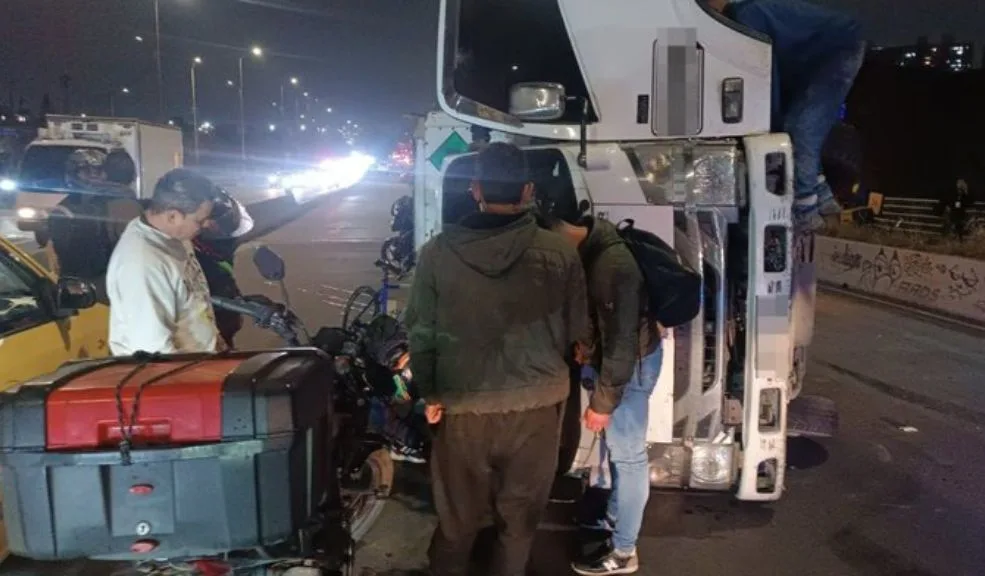 Movilidad ahora: en Kennedy, un camión se volcó sobre ambos carriles de la Villavicencio 1 Movilidad ahora: en Kennedy, un camión se volcó sobre ambos carriles de la Villavicencio A esta hora se registra congestión vehicular en la avenida Villavicencio por el volcamiento de un camión de oxígeno sobre dos de los carriles. Tras el impacto, el panorámico del vehículo quedó fragmentado y en la vía quedaron rastros de líquidos del automotor.