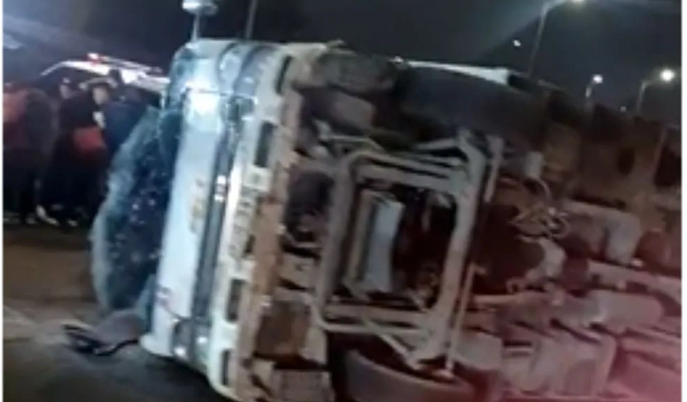 Movilidad ahora: en Kennedy, un camión se volcó sobre ambos carriles de la Villavicencio 2 Movilidad ahora: en Kennedy, un camión se volcó sobre ambos carriles de la Villavicencio A esta hora se registra congestión vehicular en la avenida Villavicencio por el volcamiento de un camión de oxígeno sobre dos de los carriles. Tras el impacto, el panorámico del vehículo quedó fragmentado y en la vía quedaron rastros de líquidos del automotor.