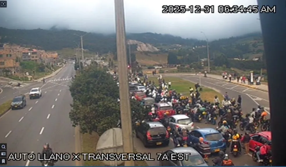 ¿Los va a coger el Año Nuevo en carretera? Así lucen las vías para salir de Bogotá Aunque muchos han madrugado para que el Año Nuevo no los coja en carretera, a esta hora se registra gran congestión vehicular en la Autopista Sur, la Calle 80, Calle 13 y en la vía que conduce a Villavicencio.