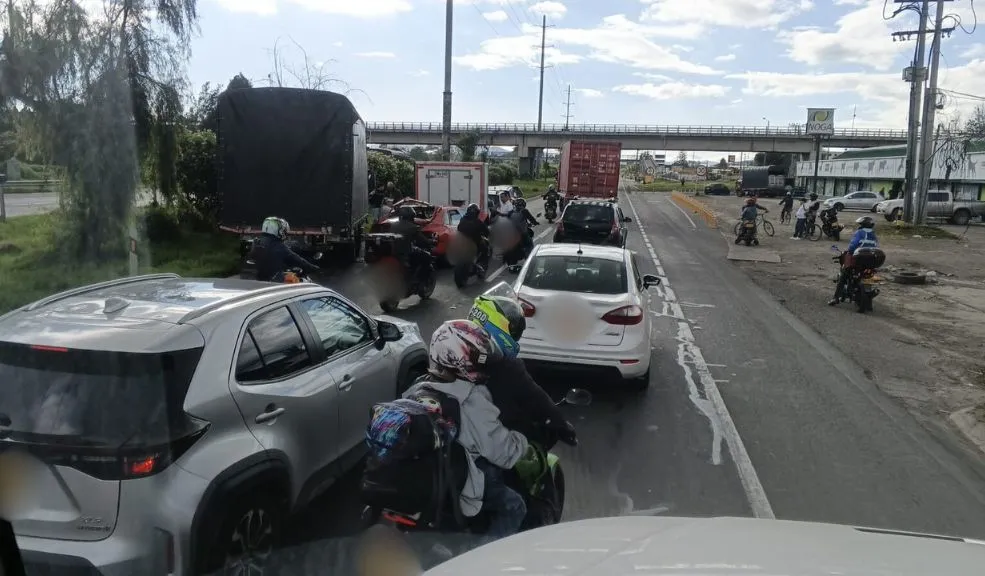 Movilidad ahora: fuerte accidente múltiple genera trancón en la calle 13 Un fuerte accidente afecta la movilidad en una de las salidas más importantes de la ciudad para Año Nuevo. Hace contados minutos se registró un siniestro múltiple entre cuatro vehículos en la calle 13.