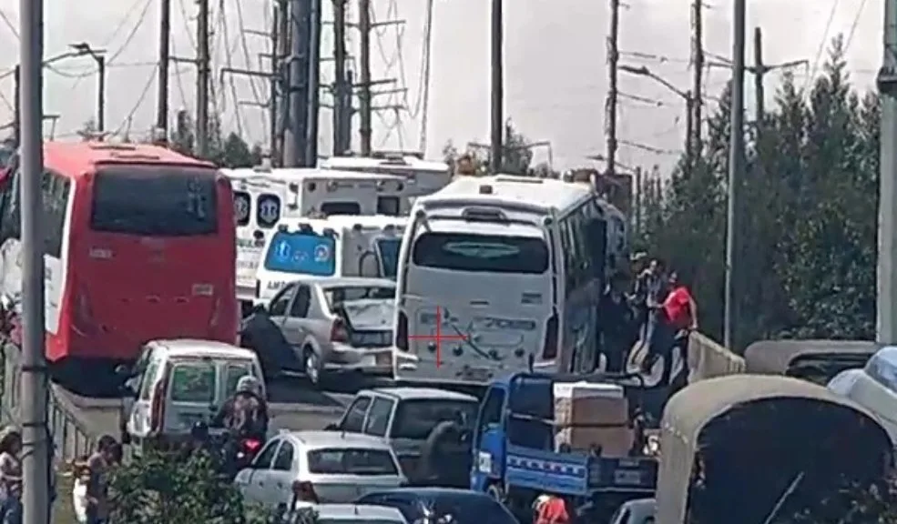 Movilidad ahora: fuerte congestión vehicular en la Autopista Sur por choque entre bus y automóvil A esta hora, la movilidad sobre la Autopista Sur con avenida Villavicencio presenta un fuerte represamiento por un choque entre un bus y un automóvil.