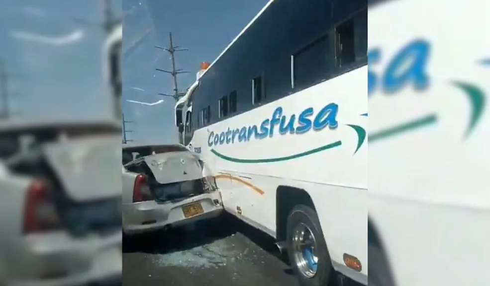 Movilidad ahora: fuerte congestión vehicular en la Autopista Sur por choque entre bus y automóvil A esta hora, la movilidad sobre la Autopista Sur con avenida Villavicencio presenta un fuerte represamiento por un choque entre un bus y un automóvil.