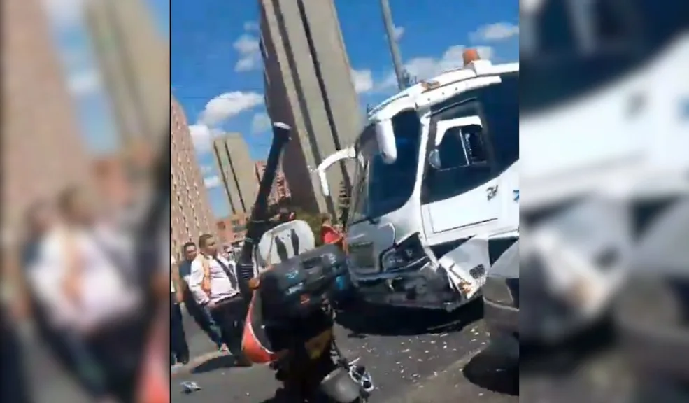 Movilidad ahora: fuerte congestión vehicular en la Autopista Sur por choque entre bus y automóvil A esta hora, la movilidad sobre la Autopista Sur con avenida Villavicencio presenta un fuerte represamiento por un choque entre un bus y un automóvil.