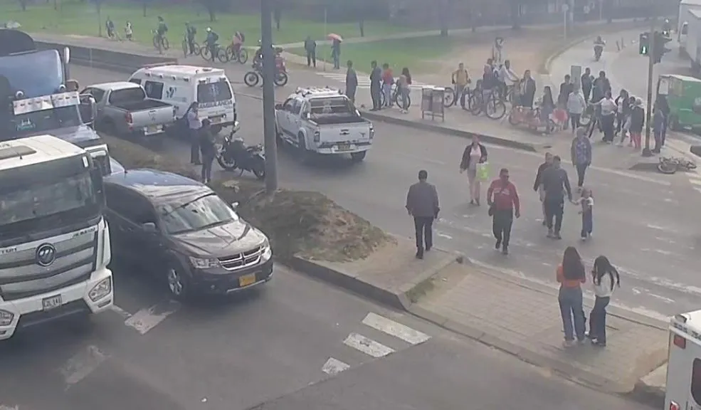 Movilidad ahora: trancón en Fontibón por accidente entre taxi y ciclista en la calle 13 2 Movilidad ahora: trancón en Fontibón por accidente entre taxi y ciclista en la calle 13 Monumental trancón en la localidad de Fontibón, a la altura de la calle 13 con carrera 104, a causa de un accidente entre un taxi y un ciclista. Al lugar llegaron unidades de tránsito y una ambulancia.
