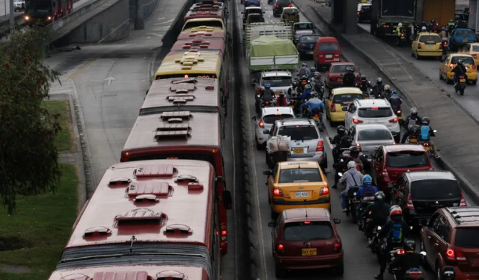 Movilidad ahora: trancón en Fontibón por accidente entre taxi y ciclista en la calle 13 1 Movilidad ahora: trancón en Fontibón por accidente entre taxi y ciclista en la calle 13 Monumental trancón en la localidad de Fontibón, a la altura de la calle 13 con carrera 104, a causa de un accidente entre un taxi y un ciclista. Al lugar llegaron unidades de tránsito y una ambulancia.