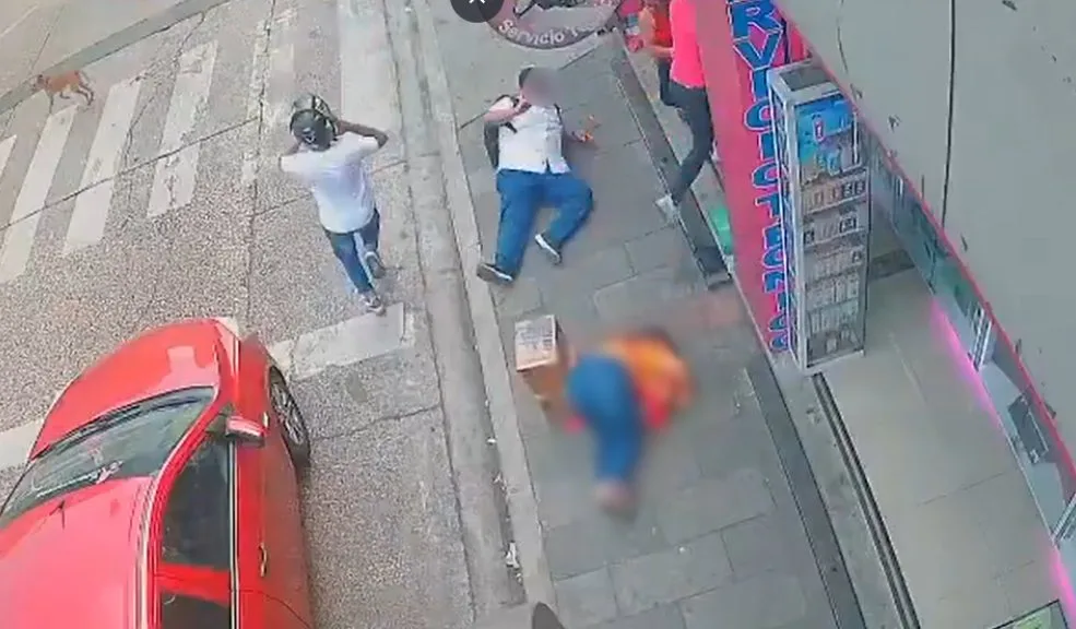 Mujer es alcanzada por una bala perdida y muere con su bebé en brazos 2 Mujer es alcanzada por una bala perdida y muere con su bebé en brazos Una madre perdió la vida por una bala mientras caminaba con su bebé en brazos, al quedar atrapada en un enfrentamiento armado entre policías y asaltantes en una avenida concurrida de Guayaquil.
