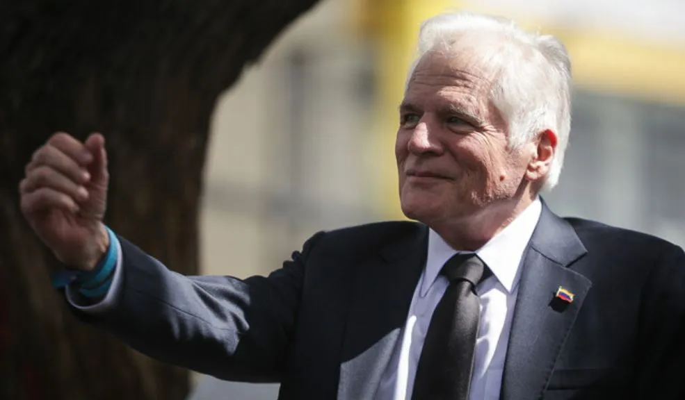 “No renuncio ni me renuncian”: Miguel Uribe Londoño sobre su candidatura 2 “No renuncio ni me renuncian”: Miguel Uribe Londoño sobre su candidatura Mientras que el Centro Democrático anunció que el expresidente Álvaro Uribe fue informado por Abelardo de La Espriella, que el precandidato Miguel Uribe renunciaba al Centro Democrático, Uribe Londoño negó que se haya ido y mantiene su aspiración.