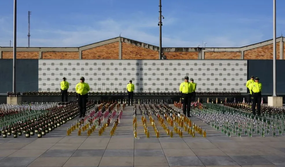 Operativo en Los Mártires deja al descubierto más de 4.000 botellas de licor adulterado 1 Operativo en Los Mártires deja al descubierto más de 4.000 botellas de licor adulterado Se dio un contundente golpe a un establecimiento comercial de Los Mártires que contaba con más de 4.000 botellas de licor adulterado, las cuales eran reenvasadas y selladas al vacío en el mismo lugar. Con este operativo se redujo la probabilidad de que las personas se intoxiquen e incluso lleguen a fallecer por el consumo del contenido de estas botellas.