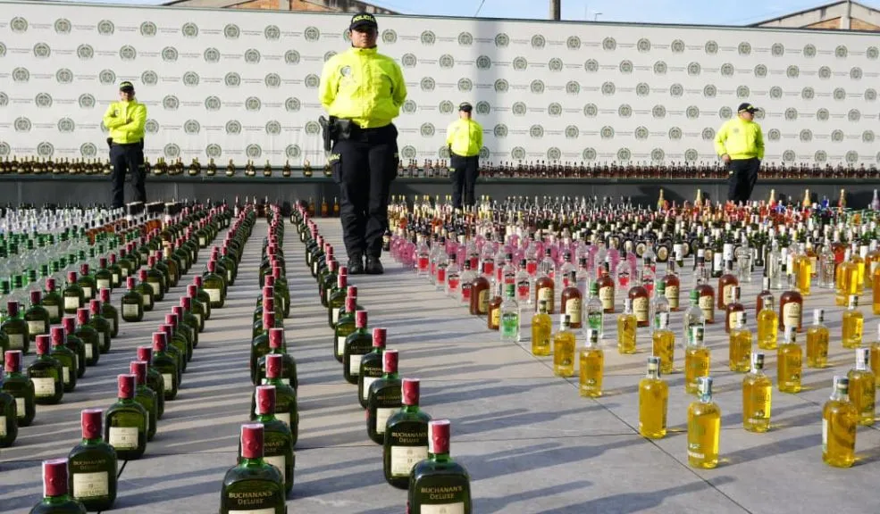 Operativo en Los Mártires deja al descubierto más de 4.000 botellas de licor adulterado 2 Operativo en Los Mártires deja al descubierto más de 4.000 botellas de licor adulterado Se dio un contundente golpe a un establecimiento comercial de Los Mártires que contaba con más de 4.000 botellas de licor adulterado, las cuales eran reenvasadas y selladas al vacío en el mismo lugar. Con este operativo se redujo la probabilidad de que las personas se intoxiquen e incluso lleguen a fallecer por el consumo del contenido de estas botellas.