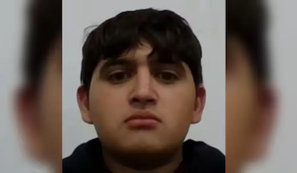 Ordenan captura contra mujer del disfraz azul por muerte de estudiante de Los Andes A pesar de que dos personas ya fueron enviadas a la cárcel como presuntos responsables de la muerte de Jaime Esteban Moreno, estudiante de los Andes, el pasado 31 de octubre en Bogotá, las investigaciones continúan y hace pocos instantes un fiscal ordenó la captura de la mujer que aparece en los videos con un disfraz azul.